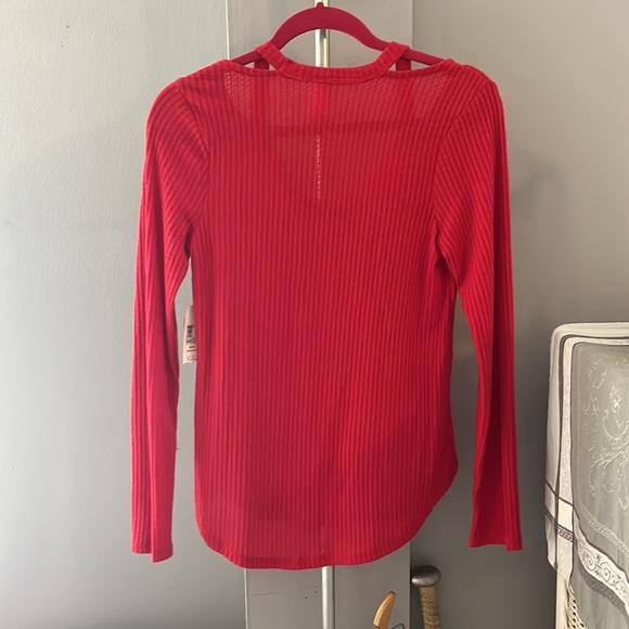 Red No Boundaries Top. Size M. - Picture 3 of 3